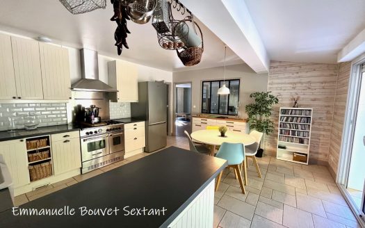 West Bergerac, beautiful ground-floor house, 5/6 bedrooms, 3 bathrooms and toilets, nice living space, office/workshop, garage, spa, landscaped land and quiet environment