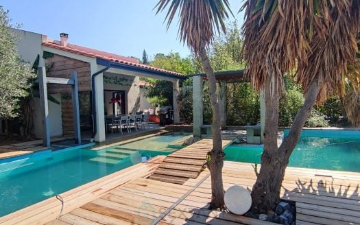 Villa contemporaine 6 pièces avec piscine et jardin paysager