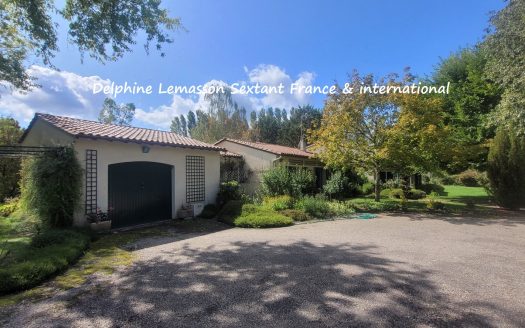 Nature lovers – Beautiful country property near Issigeac with lake, heated pool, mature grounds and outbuildings