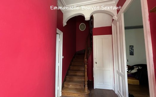 Beautiful large bourgeois mansion from 19th century, town center, all comodities walking distance, garden, terraces, garage