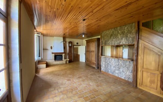 Biog town house, good size rooms, mains drinange and mains gaz central heating, good condition, veranda,cavered terrace, close to all amenities, outbuildings, potential.