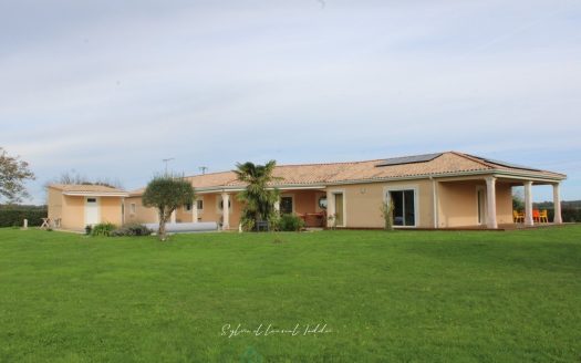LOW CONSUMPTION CONTEMPORARY HOUSE WITH CLEAR VIEW OF THE SURROUNDING COUNTRYSIDE
