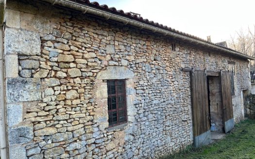 Close to Lalinde and its commodities, spacious typical stone house from 16th Century with 2 garages, barn and garden