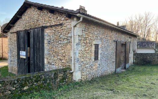 Close to Lalinde and its commodities, spacious typical stone house from 16th Century with 2 garages, barn and garden
