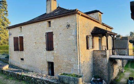 Close to Lalinde and its commodities, spacious typical stone house from 16th Century with 2 garages, barn and garden