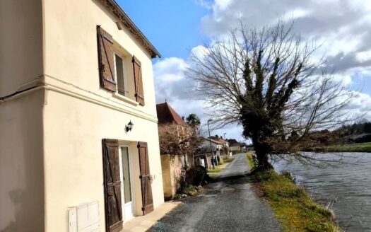 LARGE VILLAGE HOUSE, BETWEEN LALINDE AND BERGERAC