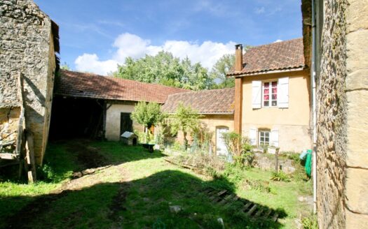 Huge potential for this mill in Molières, 10 minutes by car from Lalinde and Buisson de Cadouin.