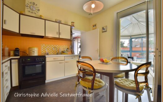 Bergerac city, beautifull semi detached house all on the ground floor with magnificent pool, garage