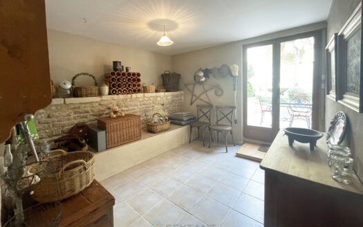 CHARENTAISE RENOVATED OF 210 M2 WITH COURTYARD AND CUTE GARDEN