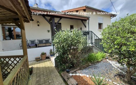 Property in quiet residential area, near shops, enclosed garden and garage