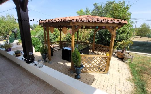 Property in quiet residential area, near shops, enclosed garden and garage