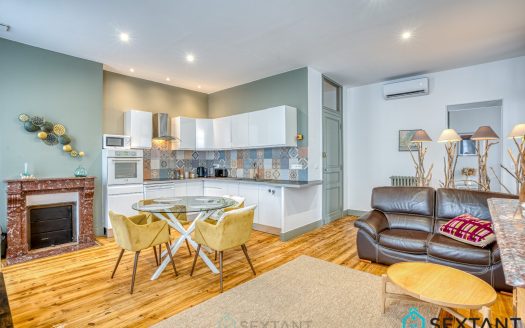 Elegant restored bourgeois house with 3 high-end appartments