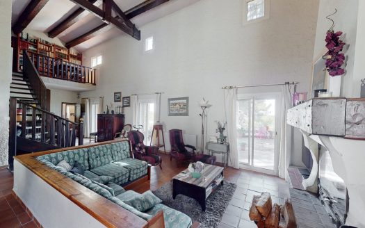 ST MITRE – Beautiful property: 7-room house with swimming pool – 211sqm / plot 2850sqm