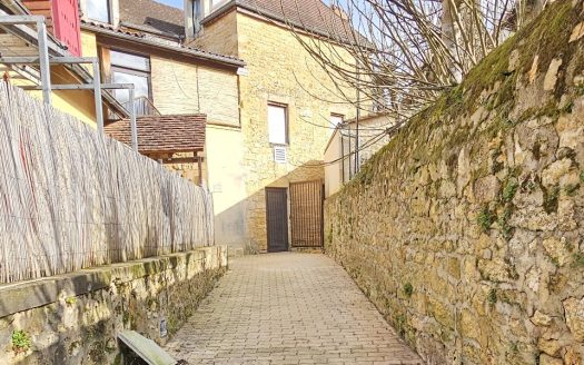Inside the Bastide of Domme, 2-story house plus basement of 190sqm in total