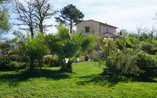 Charming contemporary villa in the heart of a green setting.