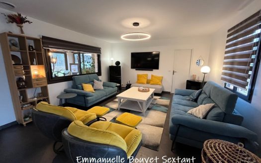 Touristic property in the Dordogne valley, 7.40 acres of land, 5 wooden chalets, reception room, 3 ensuite-bedroom house, swiming-pool, outbuildings