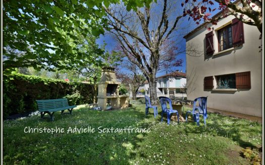 Detached house in a village with shops, plot of 700 square meters, 2 garages