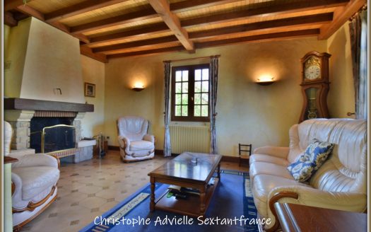 Detached house in a village with shops, plot of 700 square meters, 2 garages