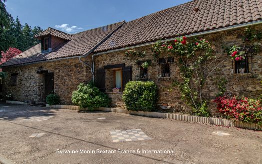 Charming renovated stone house with enclosed garden