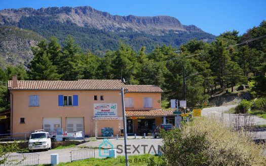 Between Senez and Castellane – Tourist complex with hotel, campsite, restaurant and swimming pool in the Gorges du Verdon