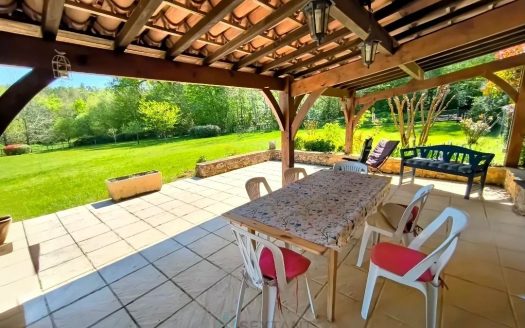 STONE HOIUSE IN AN ENCHANTING SETTING