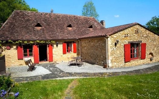 STONE HOIUSE IN AN ENCHANTING SETTING