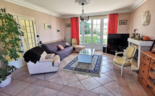 In a quiet location 10 minutes from Tours, 6 bedroom house, outbuildings, large plot of land