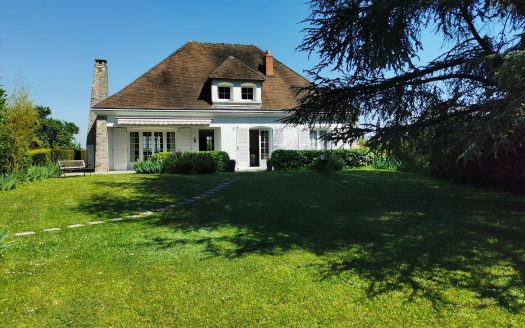 In a quiet location 10 minutes from Tours, 6 bedroom house, outbuildings, large plot of land