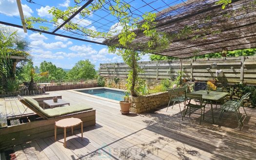 Exceptional 234 sqm property in the Bastide of Domme with a panoramic terrace overlooking the valley.