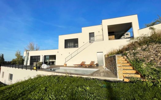 BEAUTIFUL LUXURY VILLA LOCATED IN DALLET PUY DE DOME
