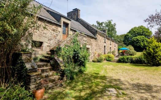 Beautiful stone house with no overlooking neighbours – landscaped garden – 5 bedrooms including a master suite