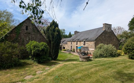Beautiful stone house with no overlooking neighbours – landscaped garden – 5 bedrooms including a master suite