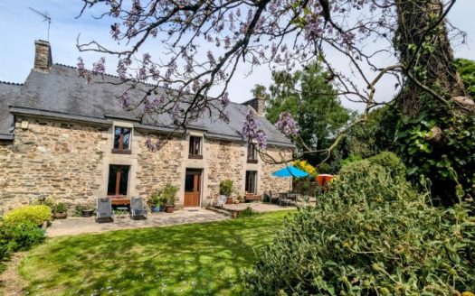 Beautiful stone house with no overlooking neighbours – landscaped garden – 5 bedrooms including a master suite