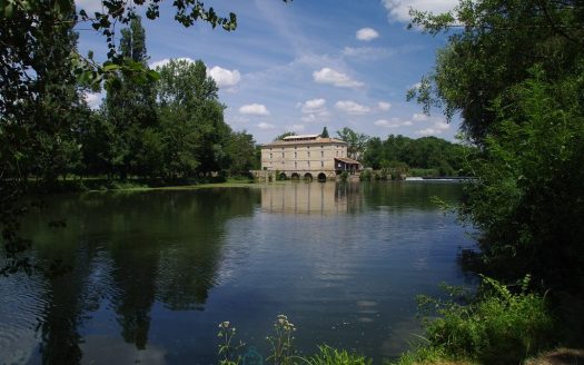 QUIET TWO-BEDROOM SINGLE-STOREY HOUSE NEAR THE RIVER