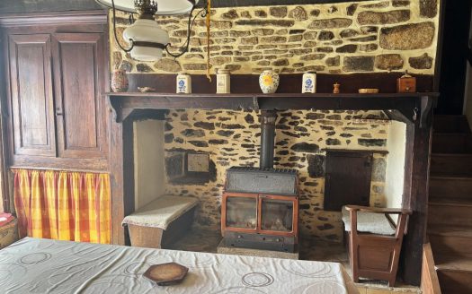 Farmhpuse to renovate with 3 bedrooms, large attached barn, garden and lovely views.