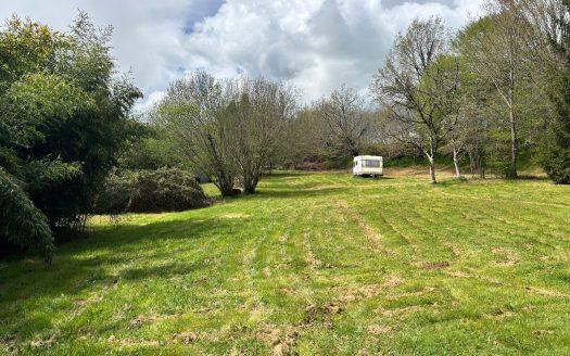 Farmhpuse to renovate with 3 bedrooms, large attached barn, garden and lovely views.
