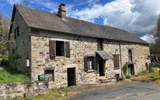 Farmhpuse to renovate with 3 bedrooms, large attached barn, garden and lovely views.