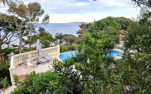 Villa of approximately 300 sqm with panoramic view of the Gulf of Saint-Tropez and 150m from the beach