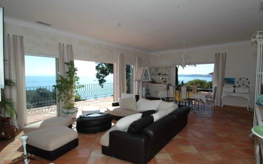 Villa of approximately 300 sqm with panoramic view of the Gulf of Saint-Tropez and 150m from the beach