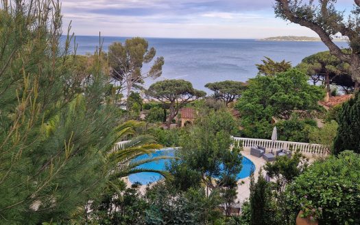 Villa of approximately 300 sqm with panoramic view of the Gulf of Saint-Tropez and 150m from the beach