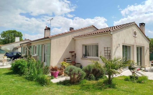 SINGLE-STORY HOUSE – 125M² – 6 ROOMS – 3 BEDROOMS – GARDEN 1324M² – SWIMMING POOL
