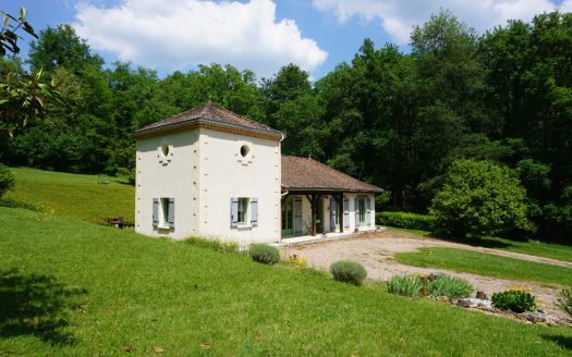 Charming Perigord villa in the heart of a green setting, in the Perigord Vert natural park.