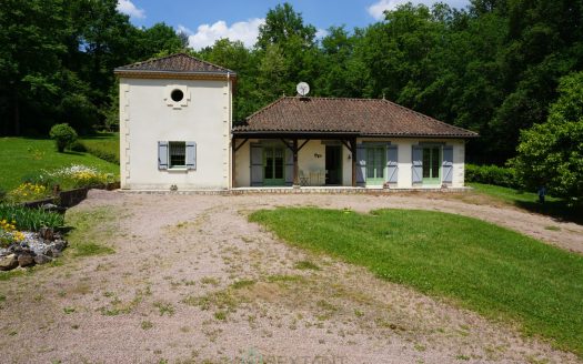 Charming Perigord villa in the heart of a green setting, in the Perigord Vert natural park.