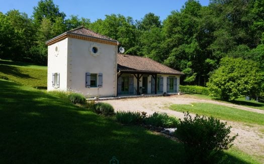 Charming Perigord villa in the heart of a green setting, in the Perigord Vert natural park.