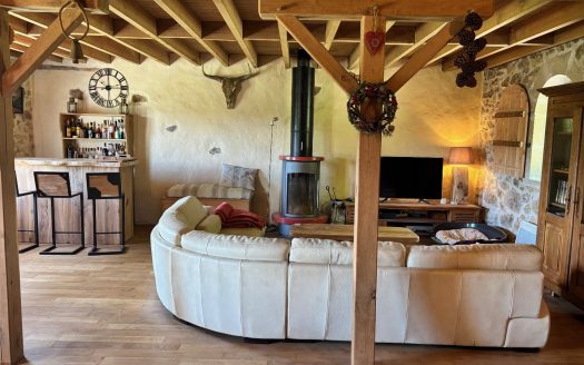 Beautifuuly restored barn, 2 bedrooms with the most amazing views. Quiet environment. Terrain 7591 sqm