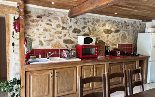 Beautifuuly restored barn, 2 bedrooms with the most amazing views. Quiet environment. Terrain 7591 sqm