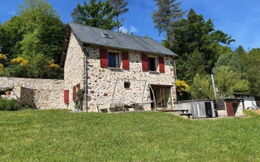 Beautifuuly restored barn, 2 bedrooms with the most amazing views. Quiet environment. Terrain 7591 sqm
