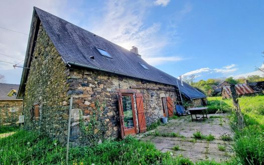 Set of 2 country houses with outbuildings
