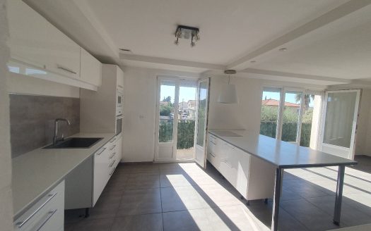 For sale 4-room apartment of 116sqm  with two parking spaces