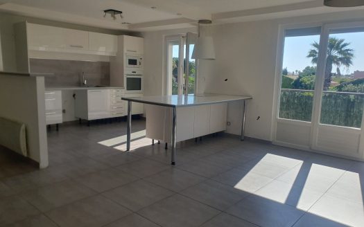 For sale 4-room apartment of 116sqm  with two parking spaces